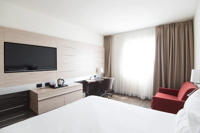 Smart TV Mounting & In-Room Entertainment